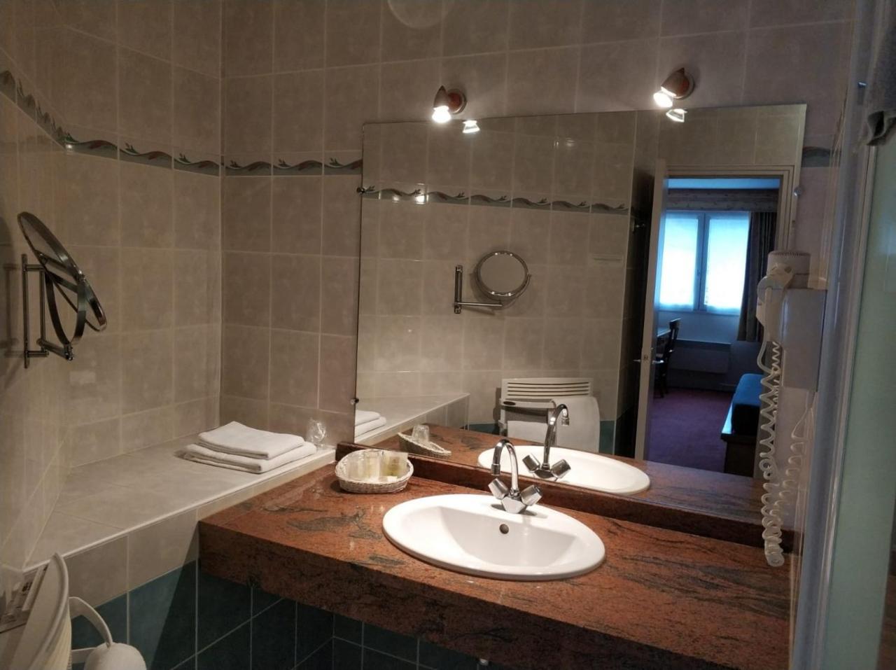 Logis Hotel Calisola Besancon - Soiree Etape Chalezeule Eksteriør bilde